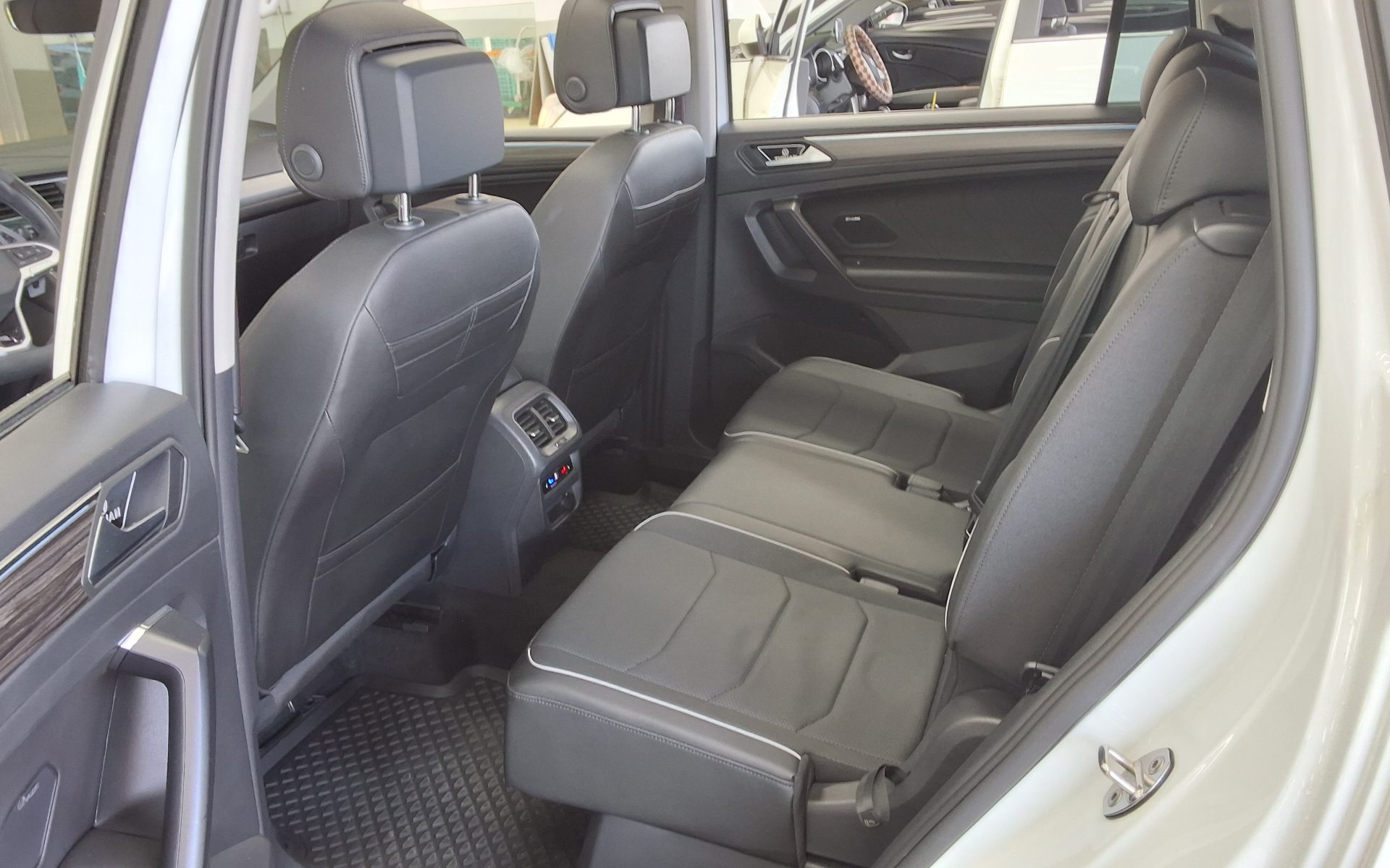 Volkswagen Tiguan 2023 - Image 11