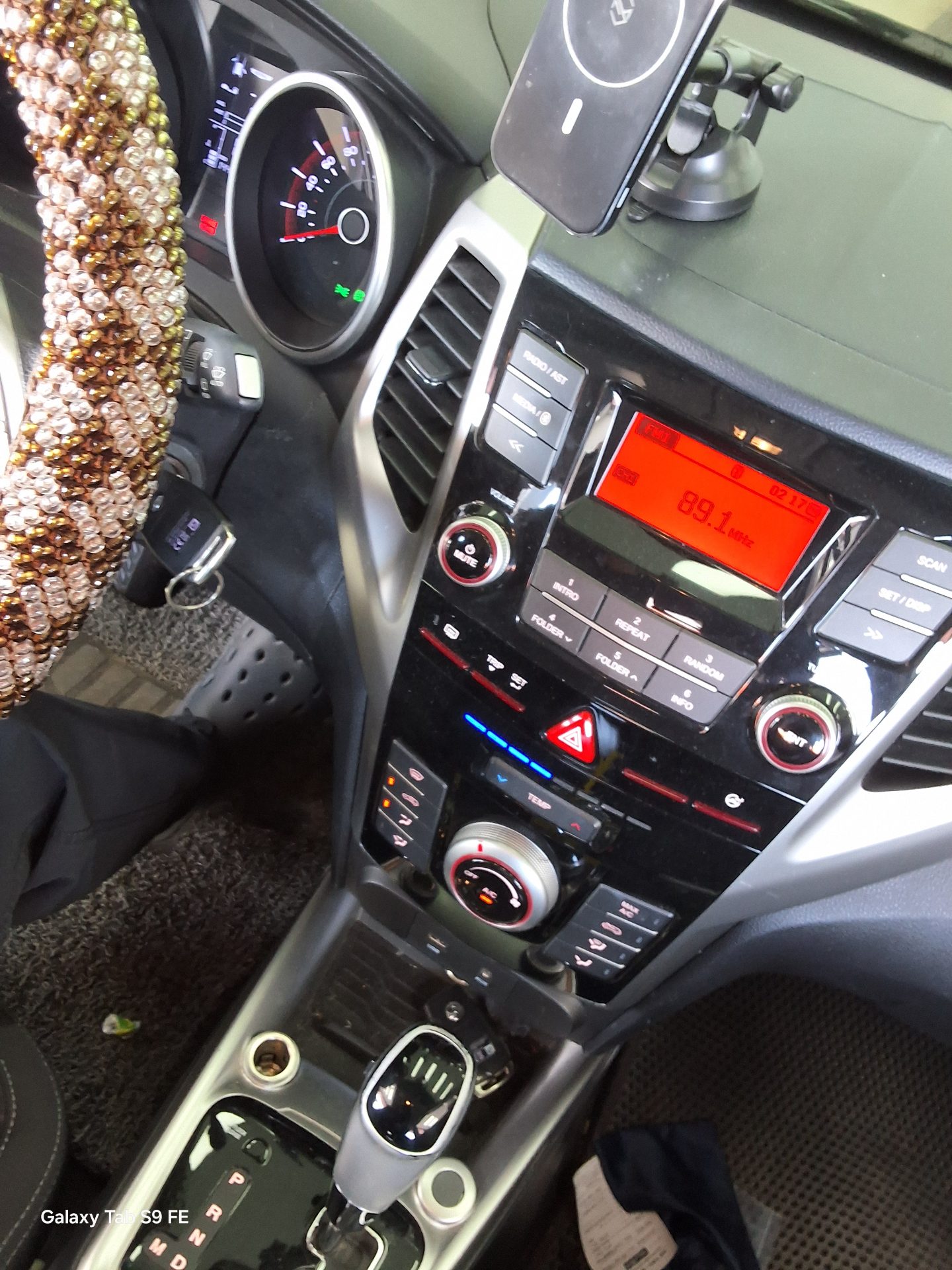 KG Mobility Tivoli 2016 - Image 17