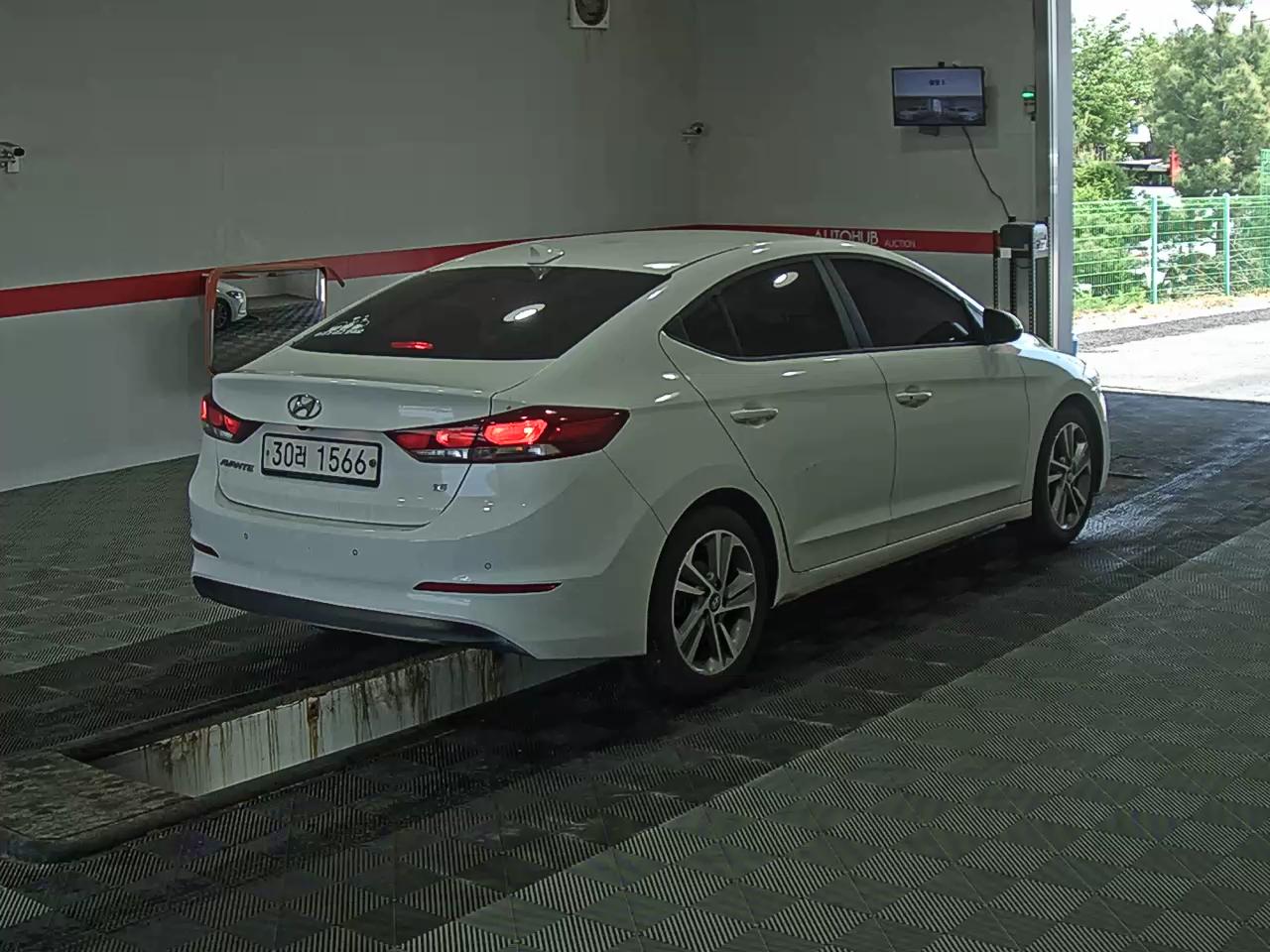 Hyundai Elantra 2018 - Image 4