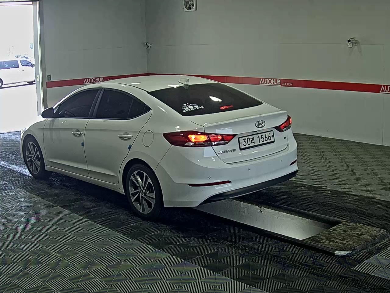 Hyundai Elantra 2018 - Image 5