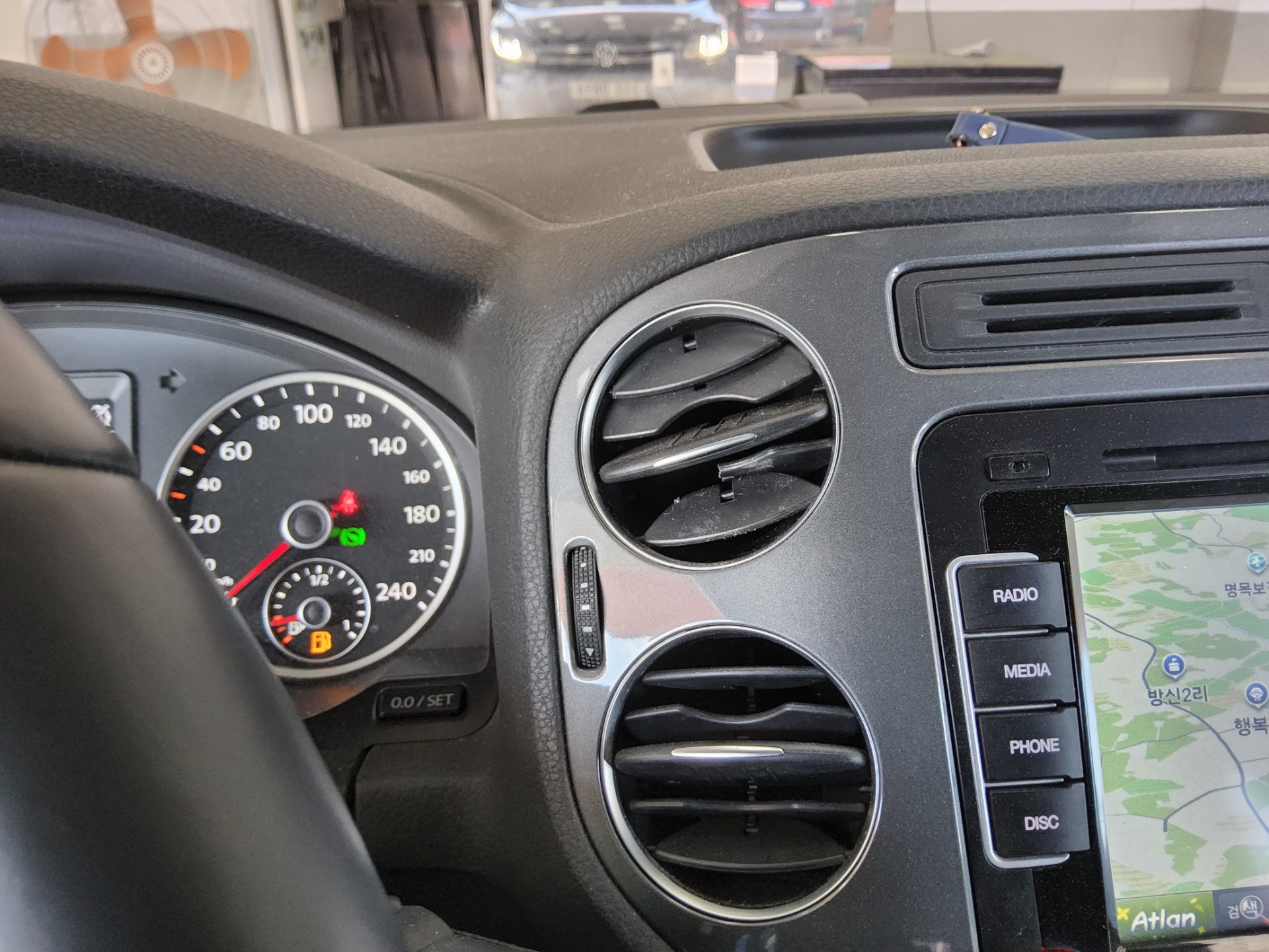Volkswagen Tiguan 2016 - Image 17
