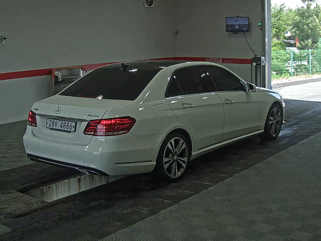 Mercedes-Benz E-Class 2014 - Image 4