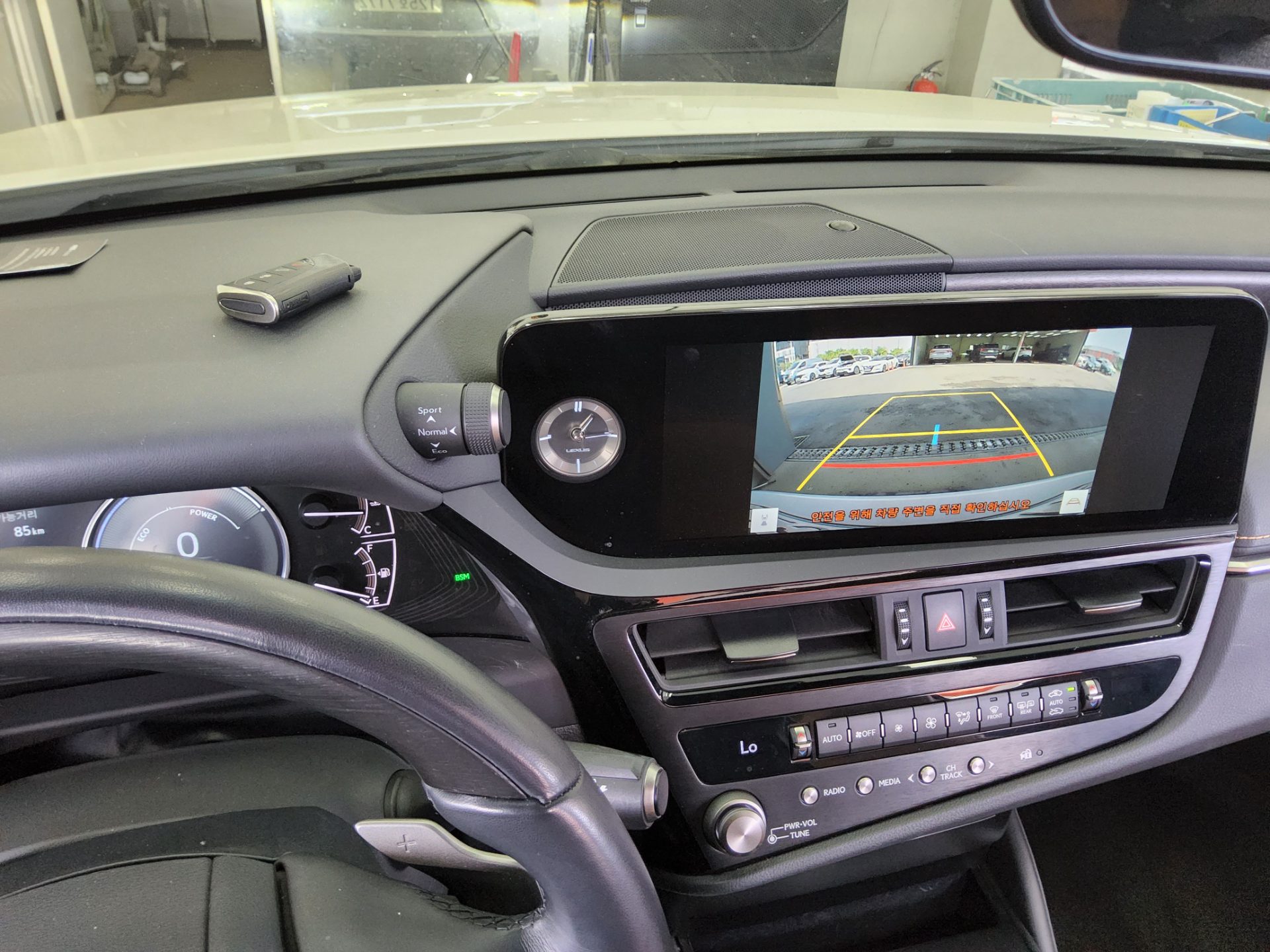 Lexus ES 2023 - Image 16