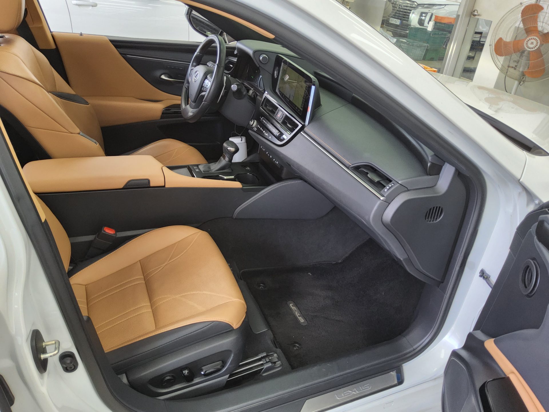 Lexus ES 2023 - Image 13