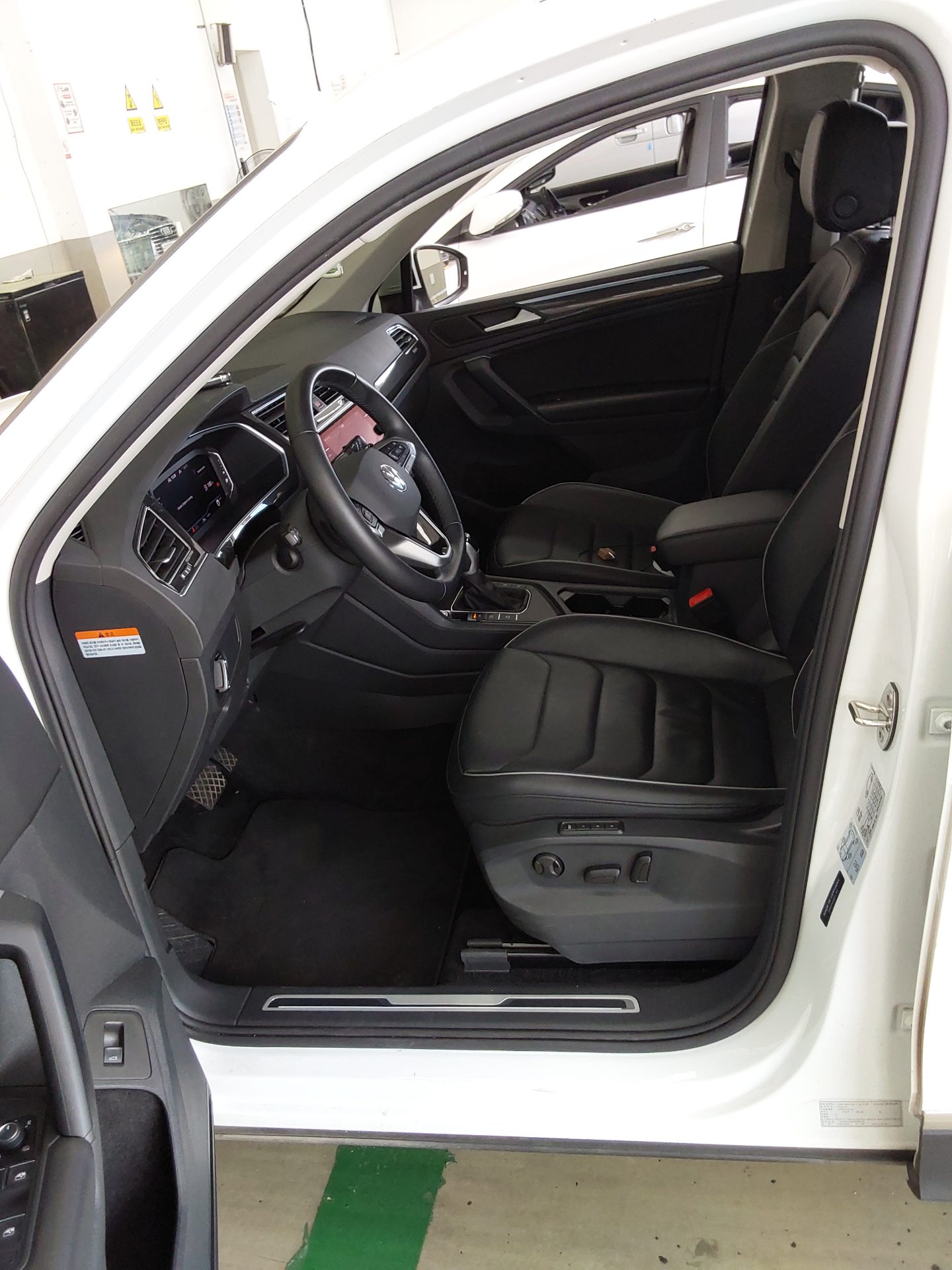 Volkswagen Tiguan 2023 - Image 9