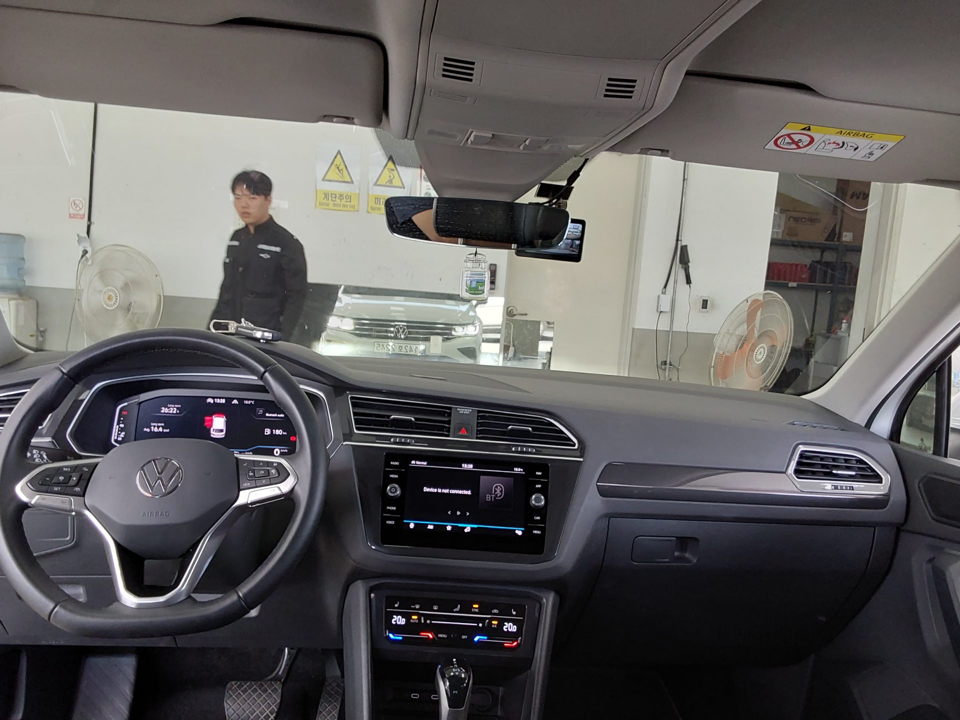 Volkswagen Tiguan 2023 - Image 10