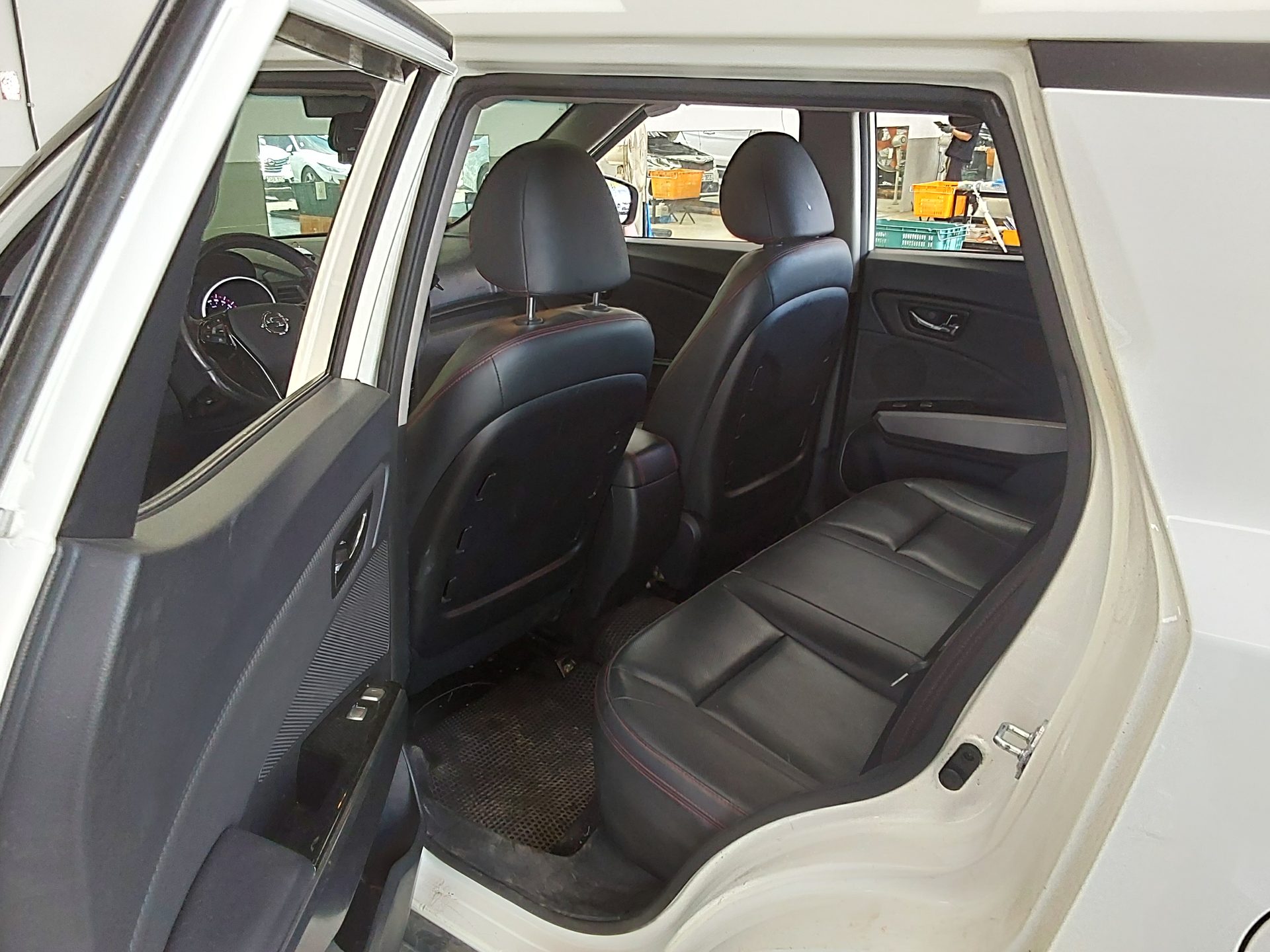 KG Mobility Tivoli 2016 - Image 12