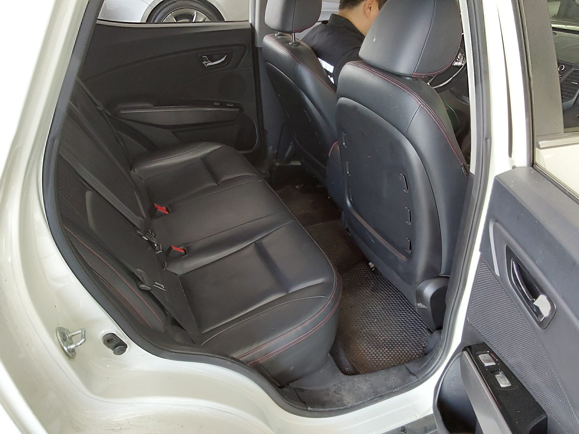 KG Mobility Tivoli 2016 - Image 13