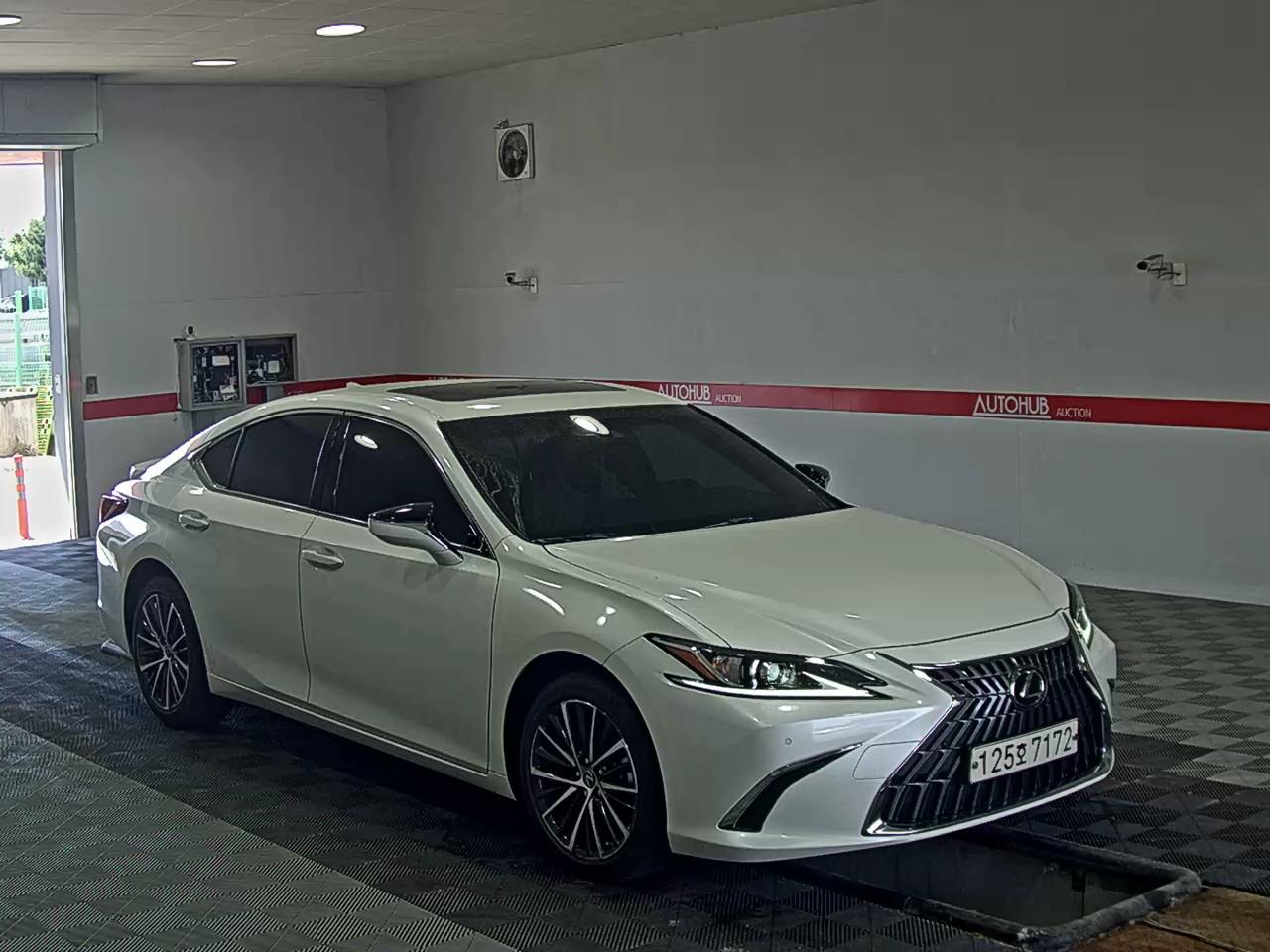 Lexus ES 2023 - Image 2