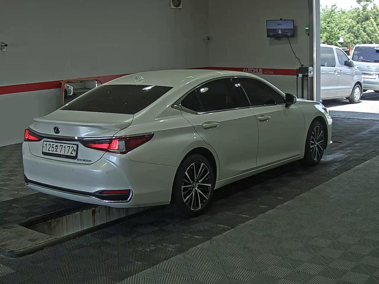 Lexus ES 2023 - Image 4