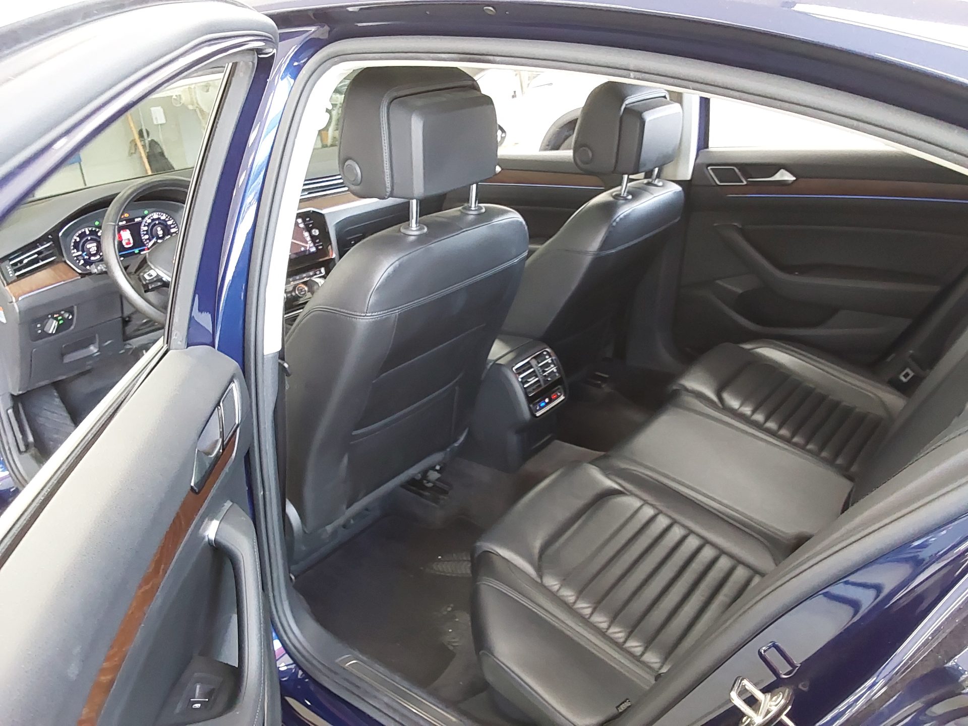 Volkswagen Passat 2018 - Image 12