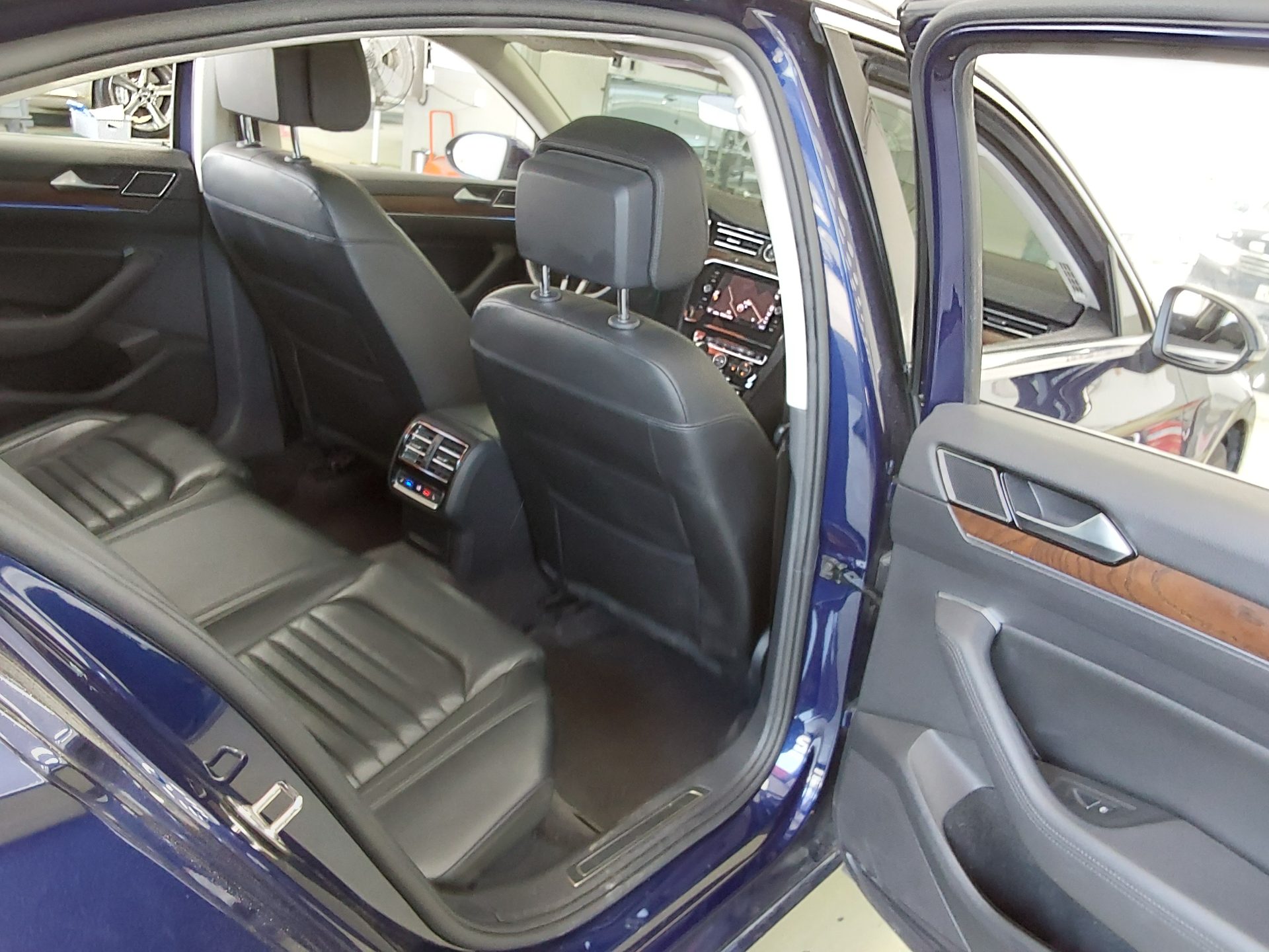 Volkswagen Passat 2018 - Image 13