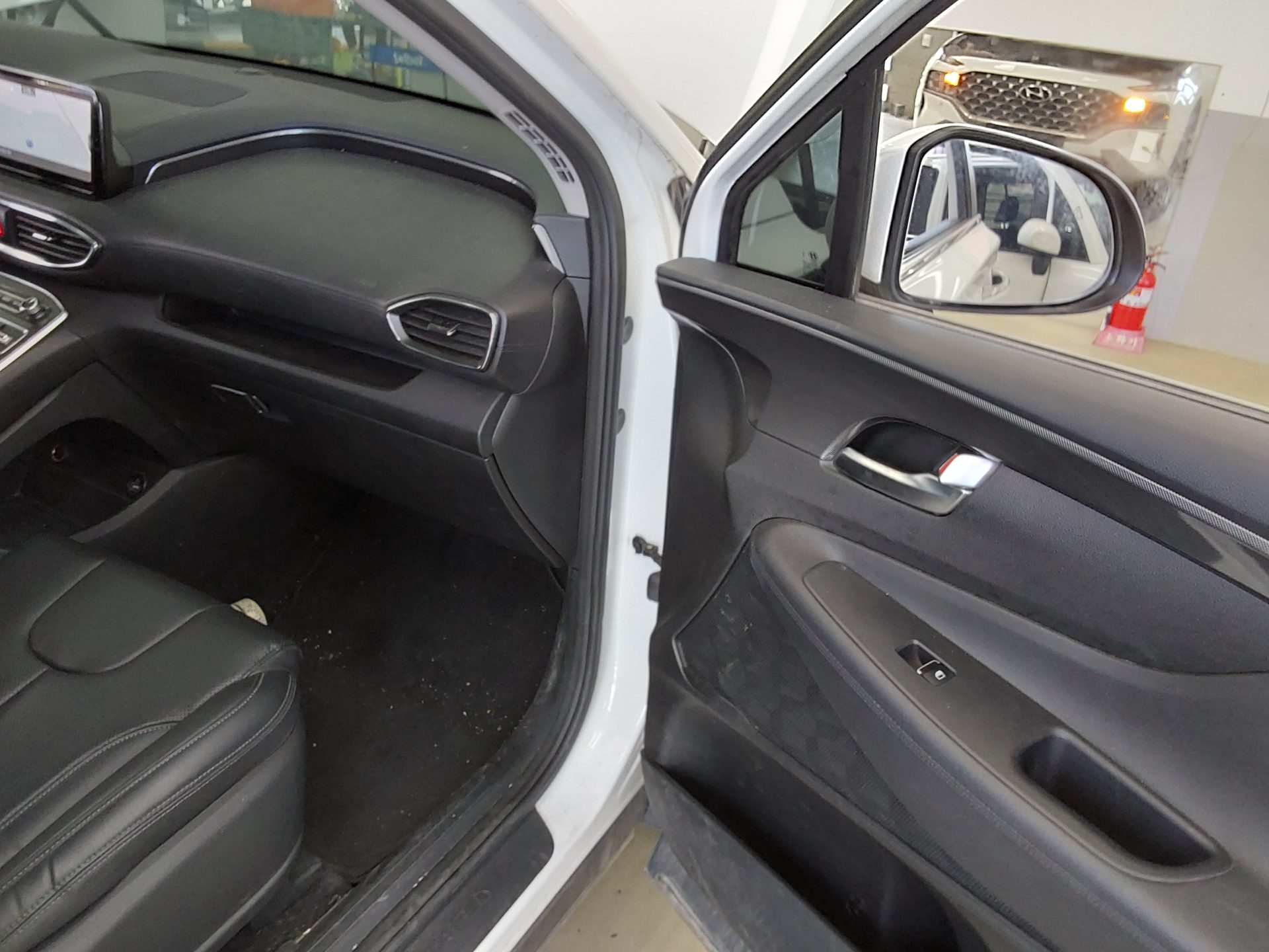 Hyundai Santa Fe 2023 - Image 14