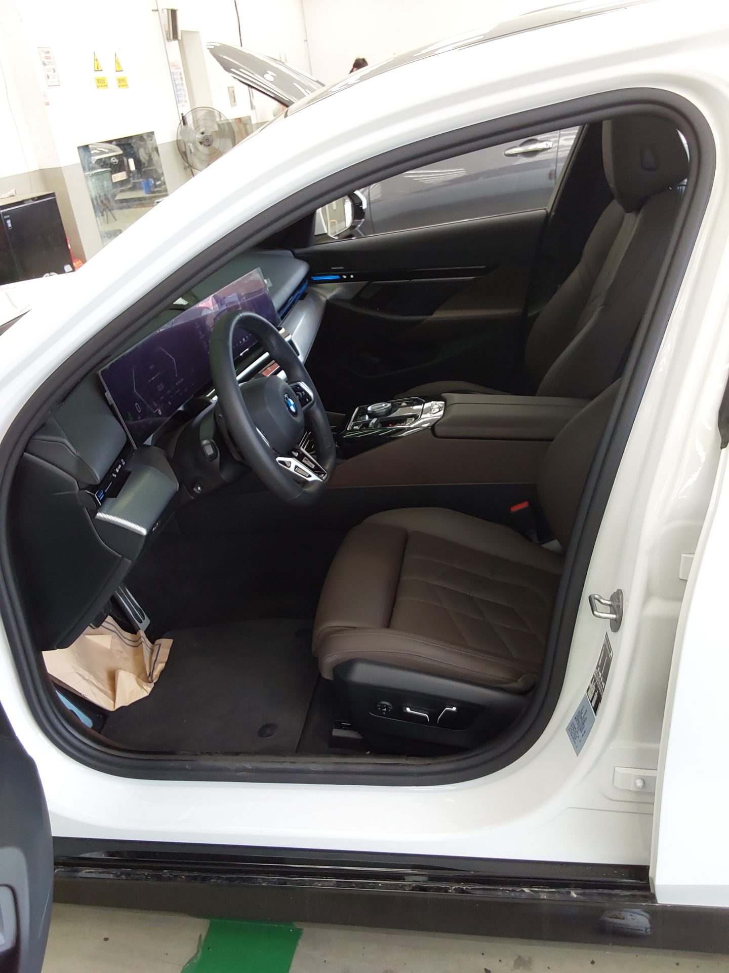 BMW 5 Series 2024 - Image 9