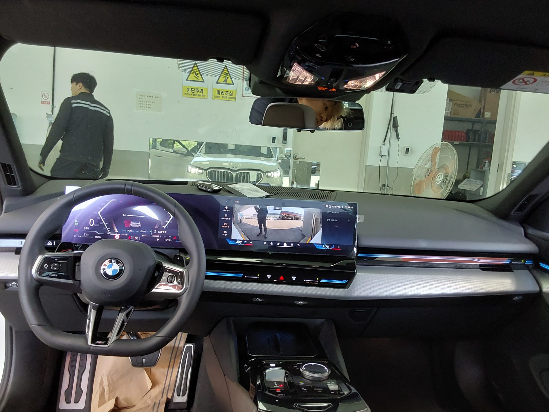BMW 5 Series 2024 - Image 10