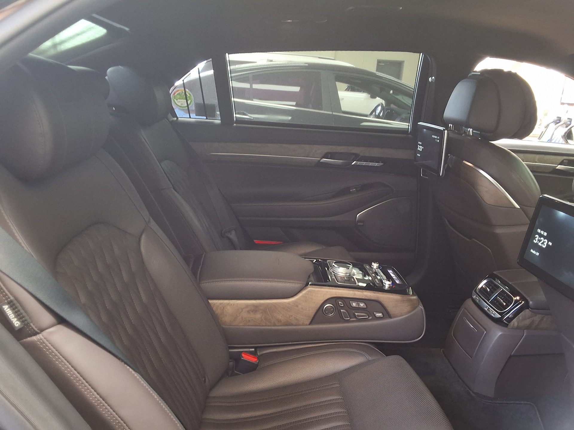 Genesis G90 2019 - Image 12