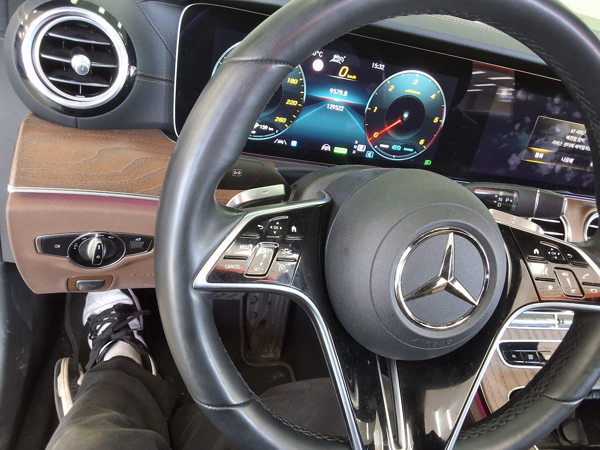 Mercedes-Benz E-Class 2022 - Image 21