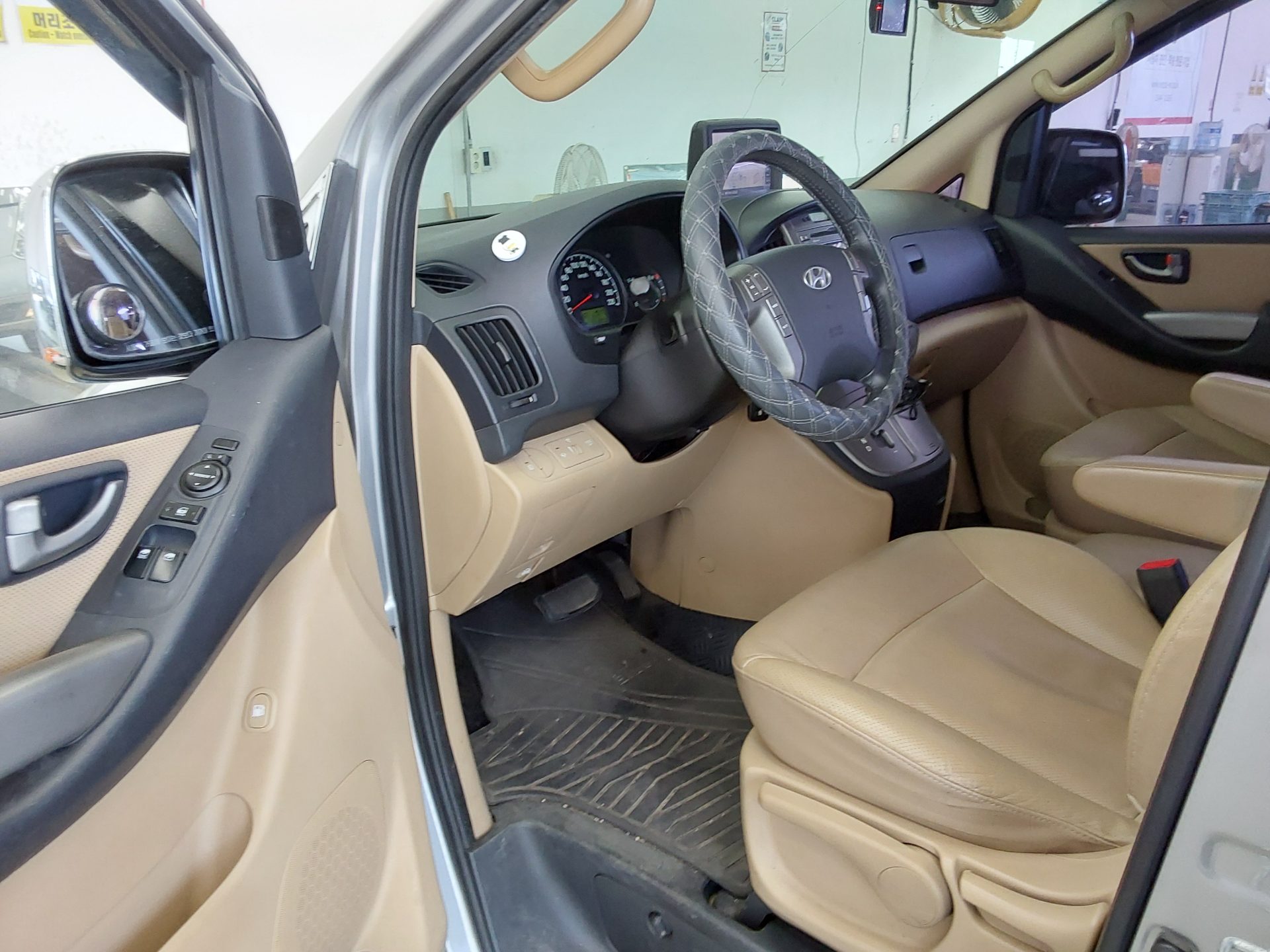 Hyundai Grand Starex 2011 - Image 10