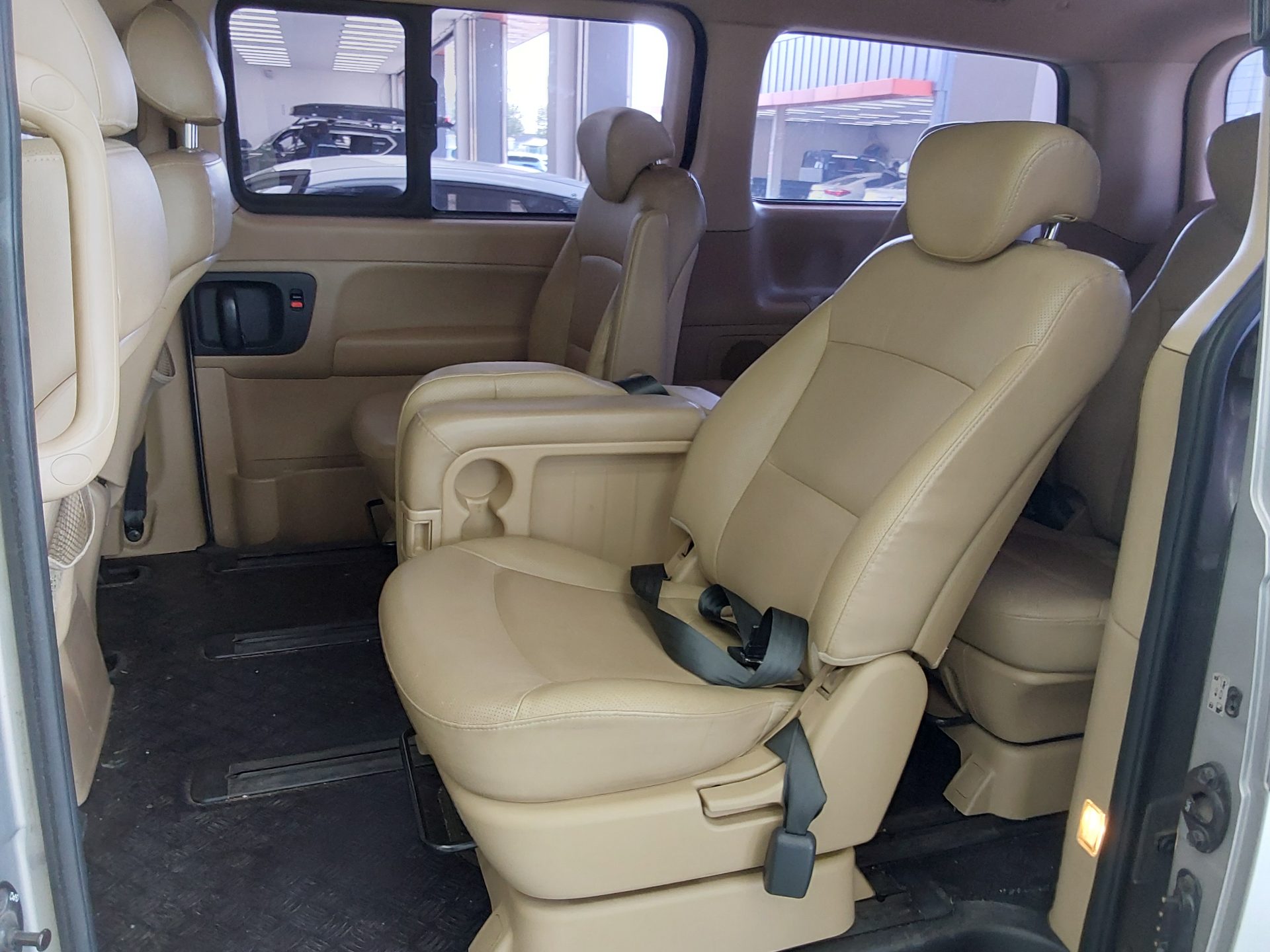 Hyundai Grand Starex 2011 - Image 12