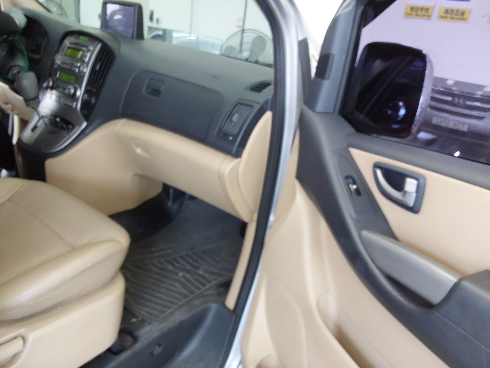 Hyundai Grand Starex 2011 - Image 14
