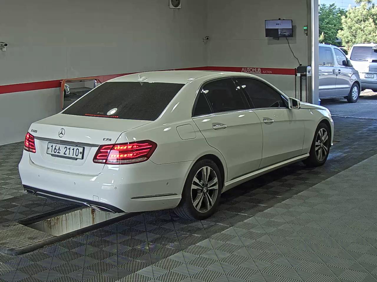Mercedes-Benz E-Class 2014 - Image 4