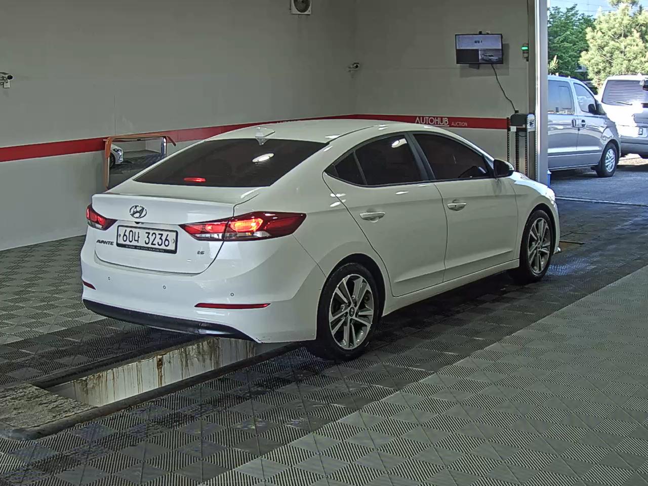 Hyundai Elantra 2018 - Image 4