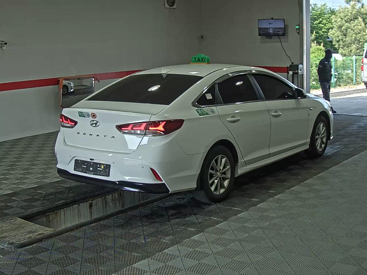 Hyundai Sonata - 4