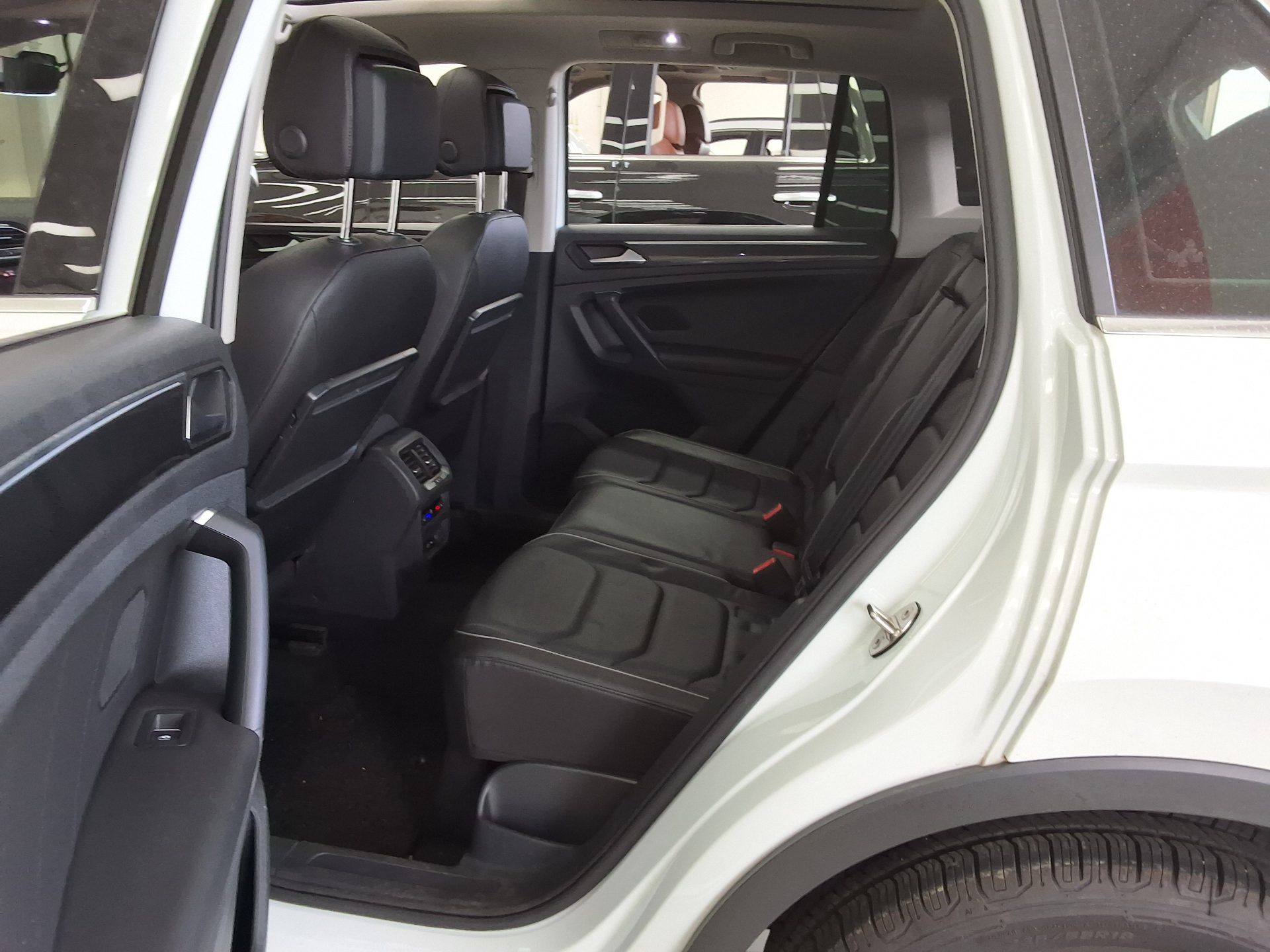 Volkswagen Tiguan - 12