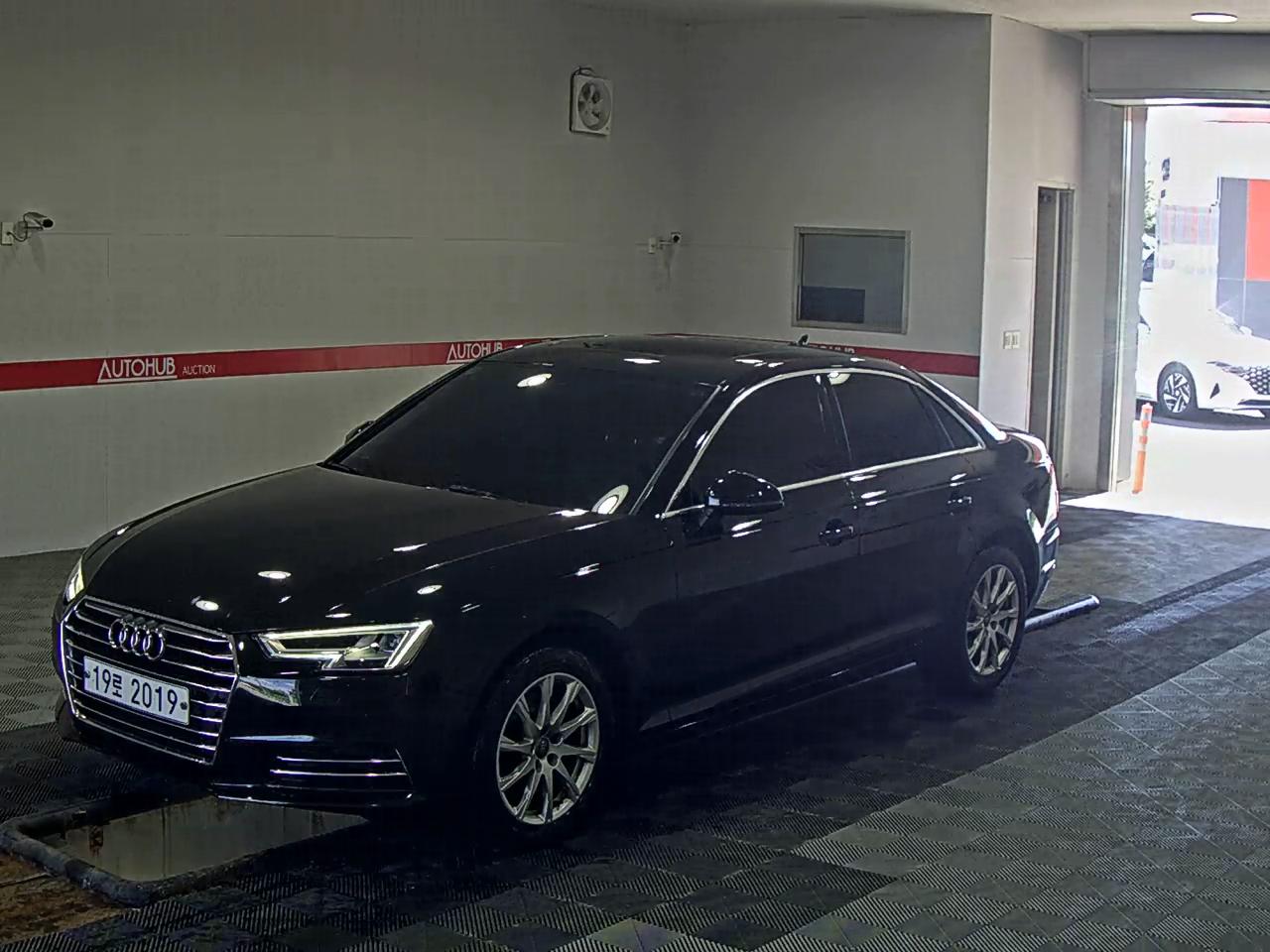 AUDI A4 (5TH GEN) 30 TDI