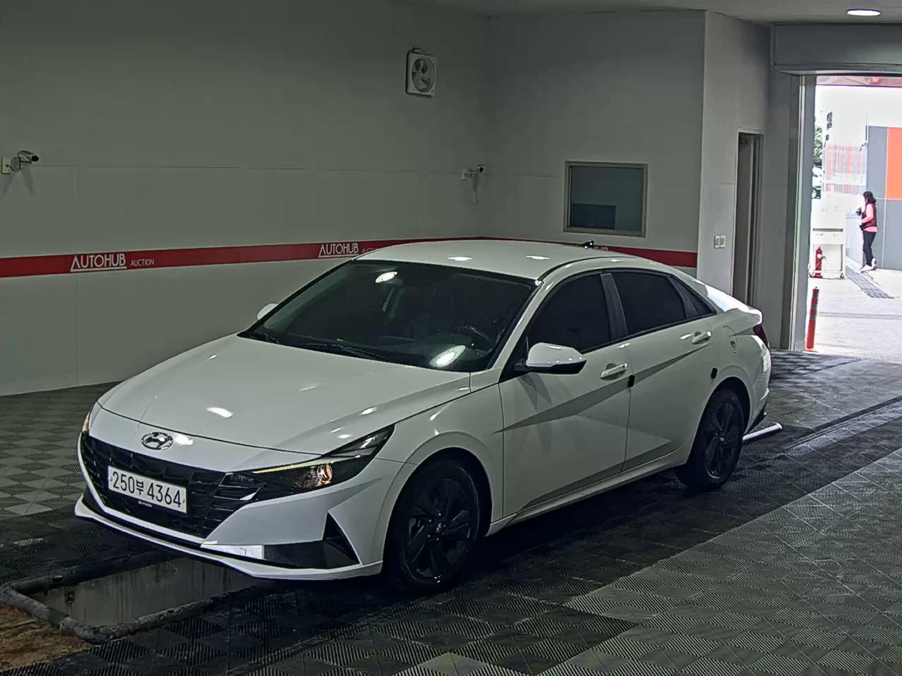Hyundai Elantra - 1