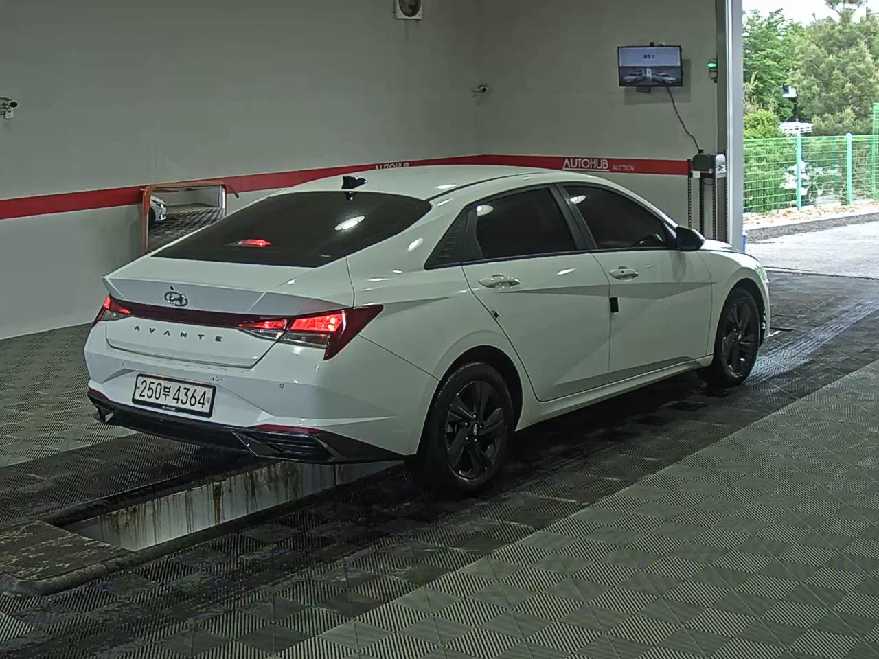 Hyundai Elantra - 4