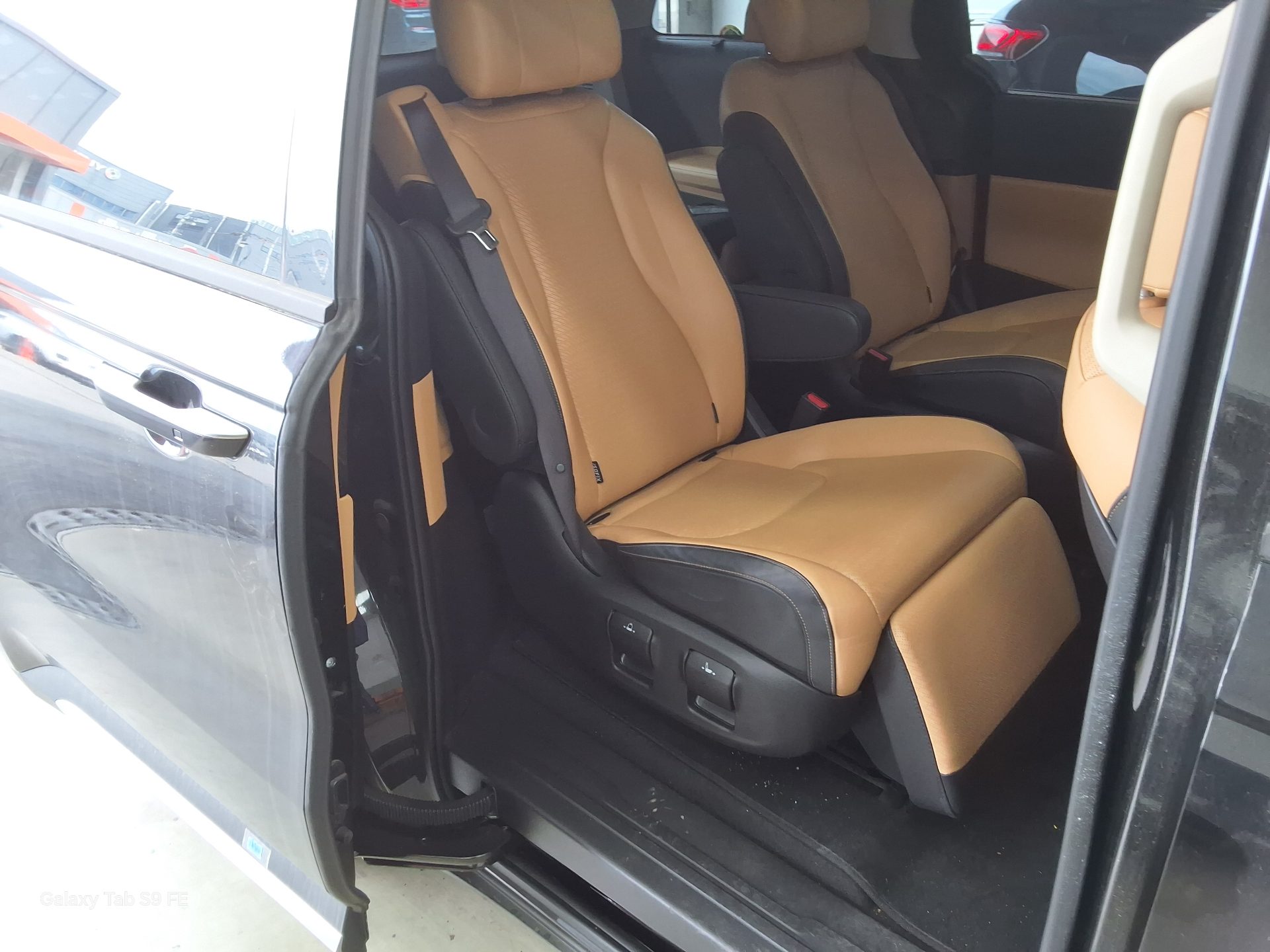 Kia Carnival - 12