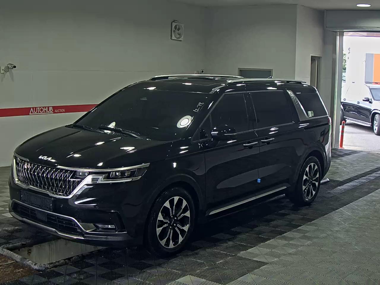 Kia Carnival - 1