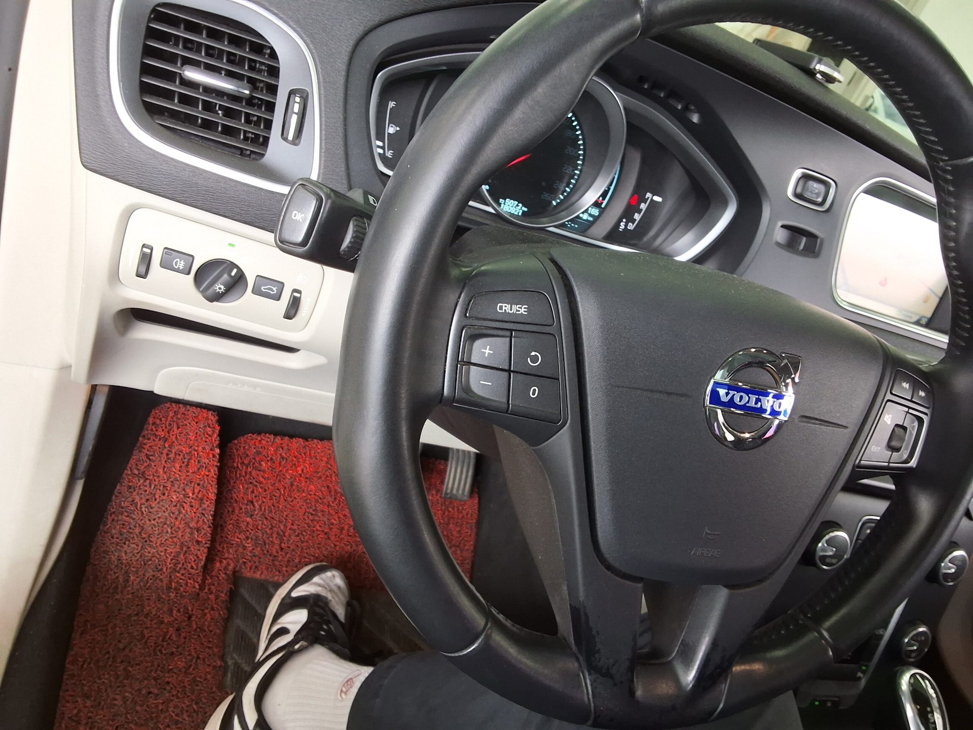2014 - volvo v40