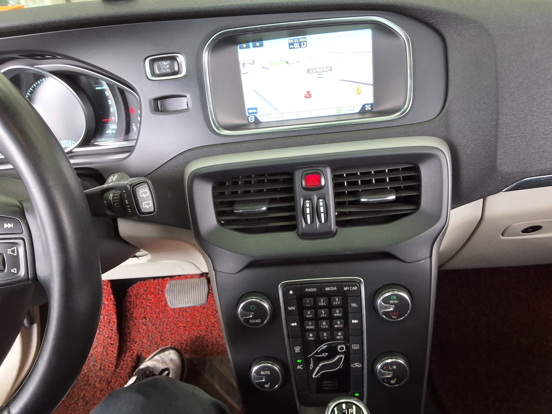 2014 - volvo v40