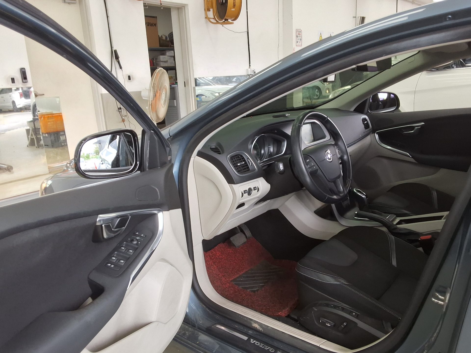 2014 - volvo v40