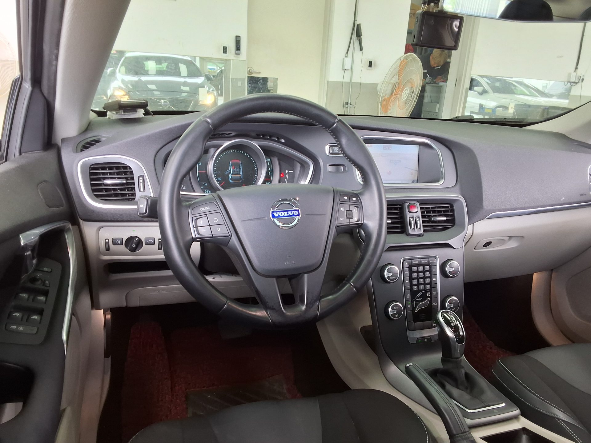 2014 - volvo v40