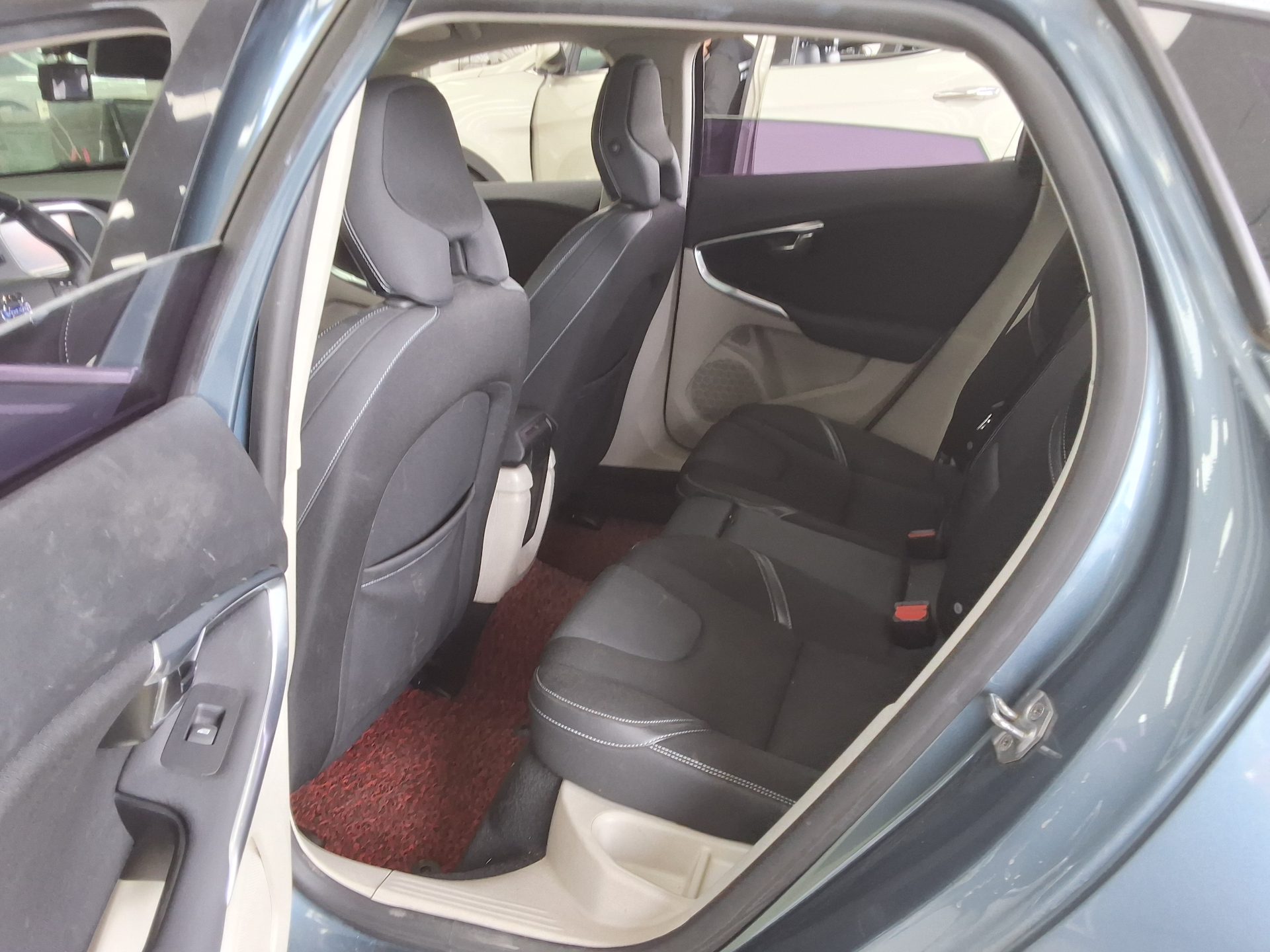 2014 - volvo v40