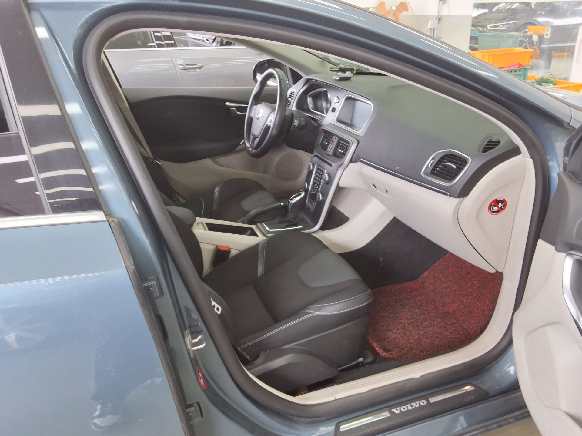 2014 - volvo v40