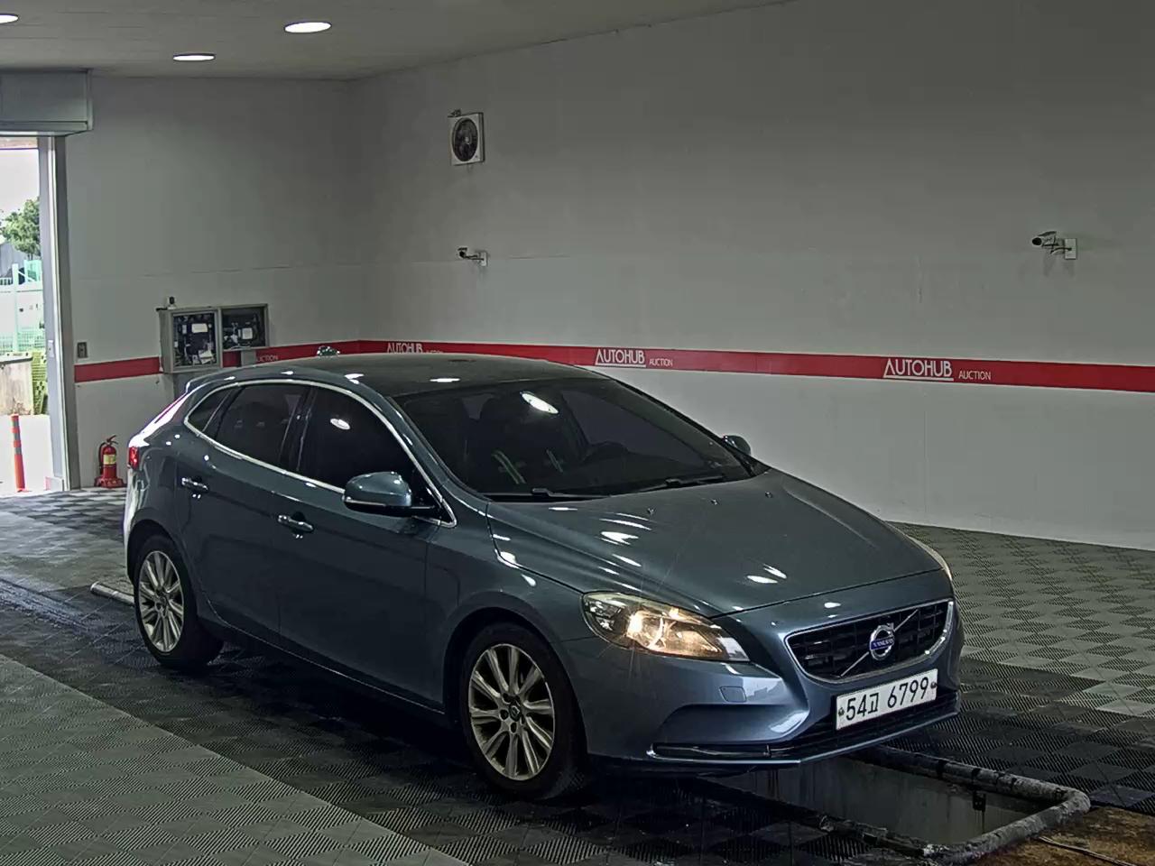 2014 - volvo v40