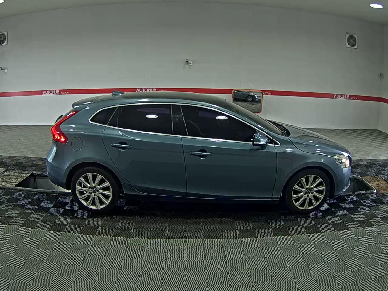 2014 - volvo v40