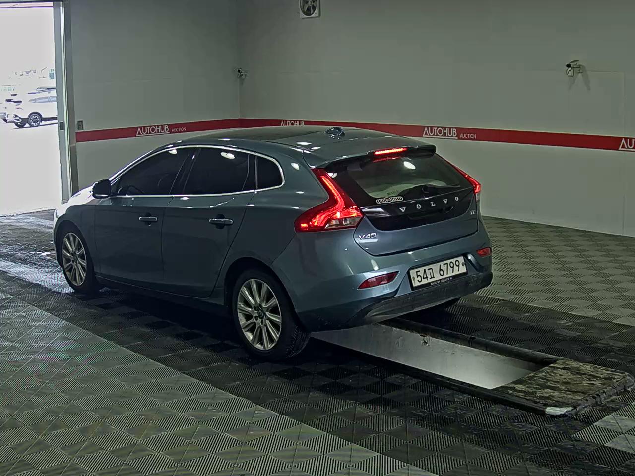 2014 - volvo v40