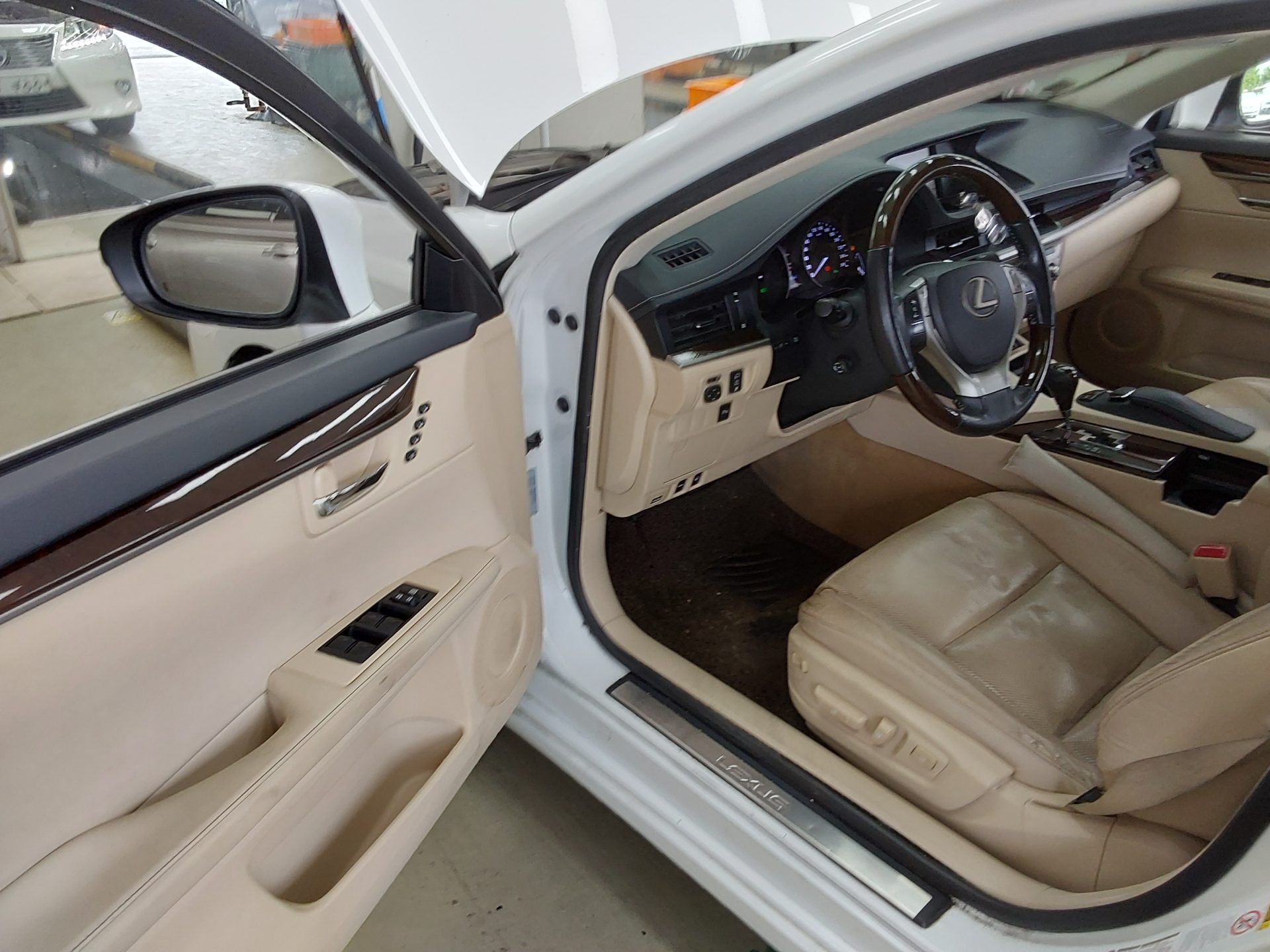 Lexus ES - 10