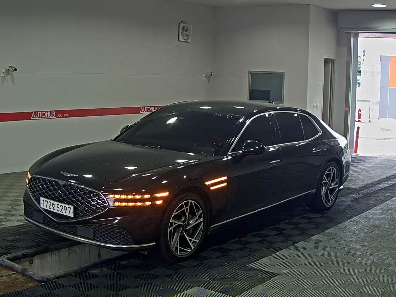 GENESIS G90 BASE MODEL
