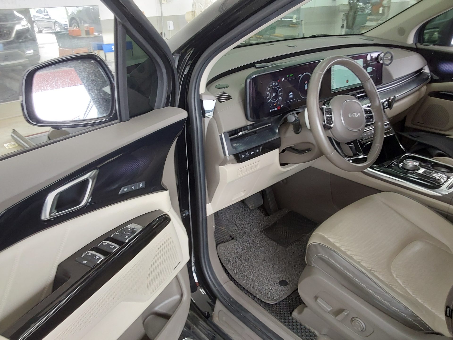 2023 - kia carnival