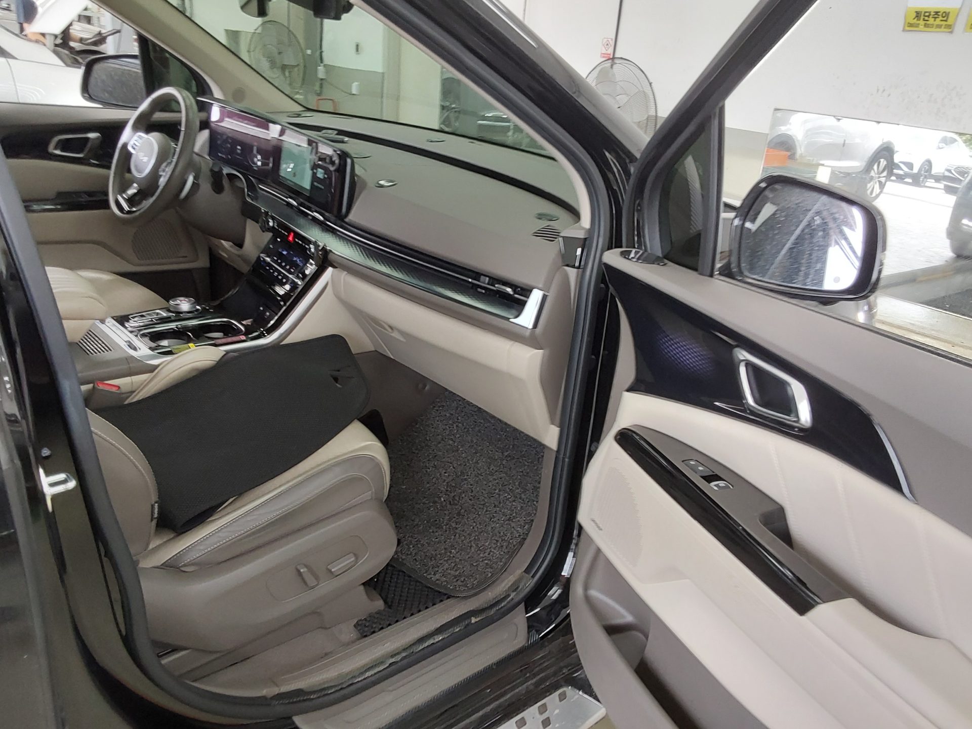 2023 - kia carnival