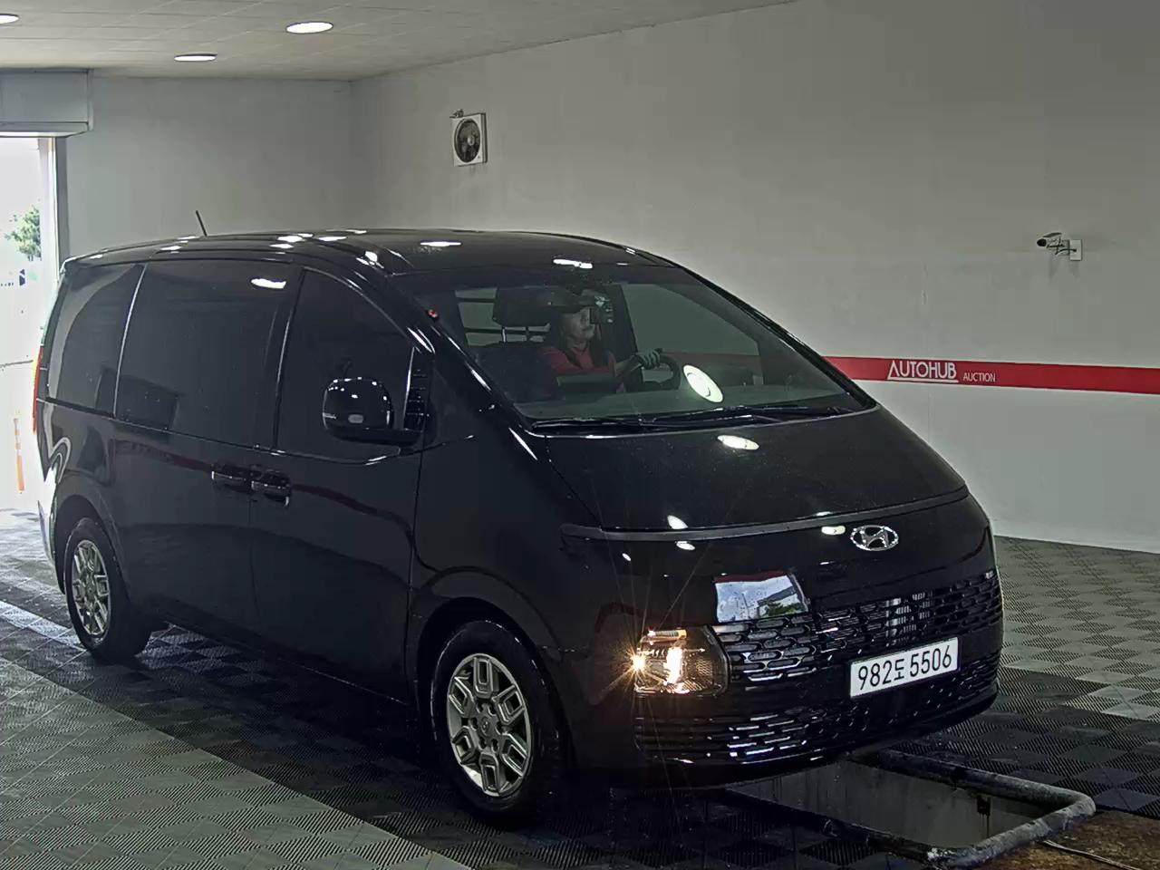 2023 - hyundai staria
