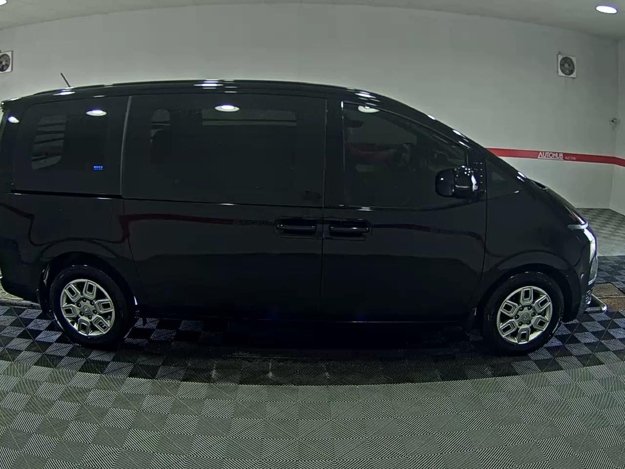 2023 - hyundai staria