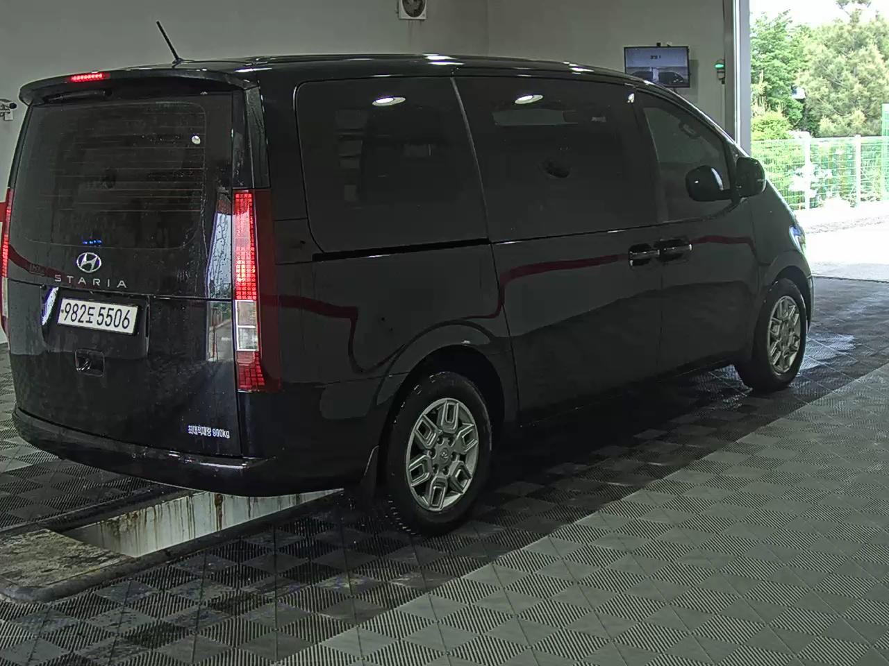 2023 - hyundai staria