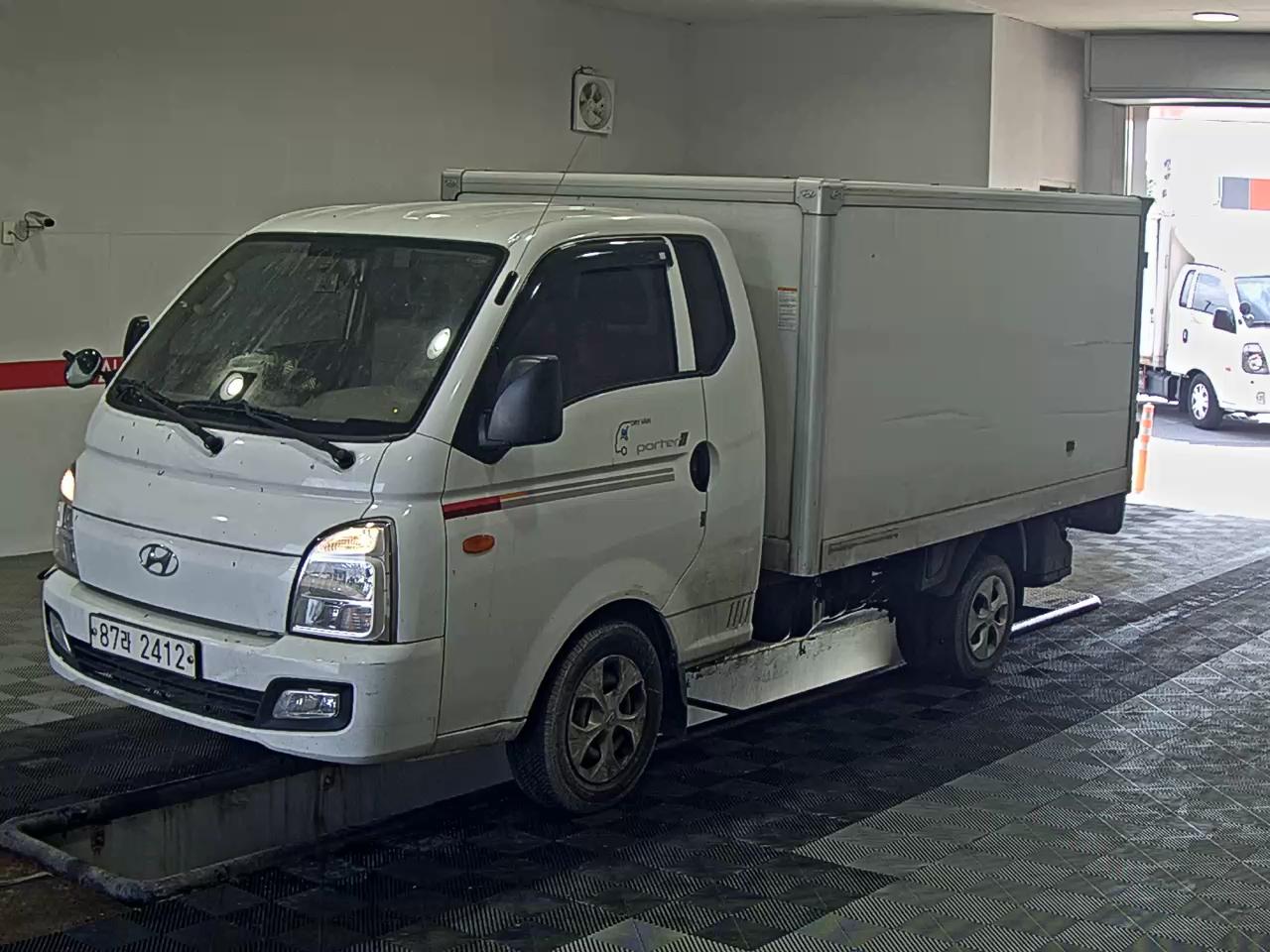 HYUNDAI PORTER II BUILT-IN BOX TRUCK LOW DECK